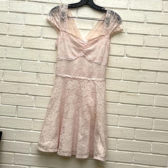 Abercrombie & Fitch Dresses & Skirts - Abercrombie&Fitch little lace mini dress